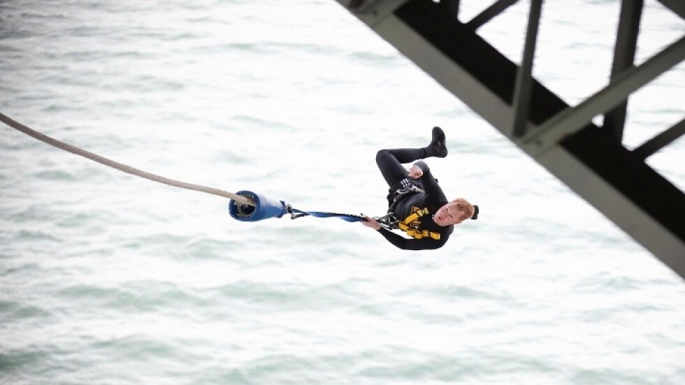 نيوزيلندي يحطم رقما قياسيا عالميا في رياضة القفز بالحبال