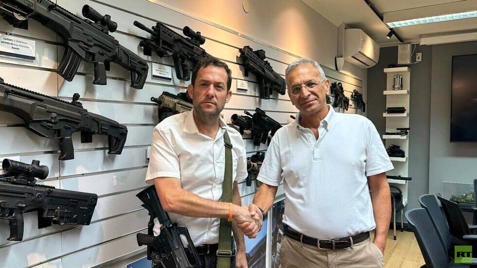 مجلس مستوطنات شمال الضفة الغربية يشتري مئات البنادق لتعزيز قوات الاحتياط (صور)