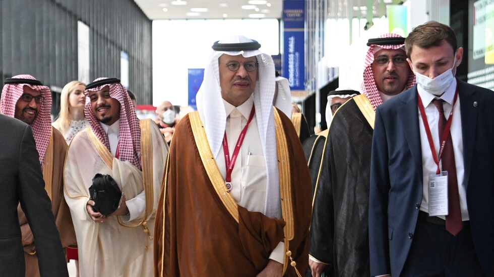 الأمير عبد العزيز بن سلمان: سنواصل خفض إنتاج النفط الطوعي لدعم السوق