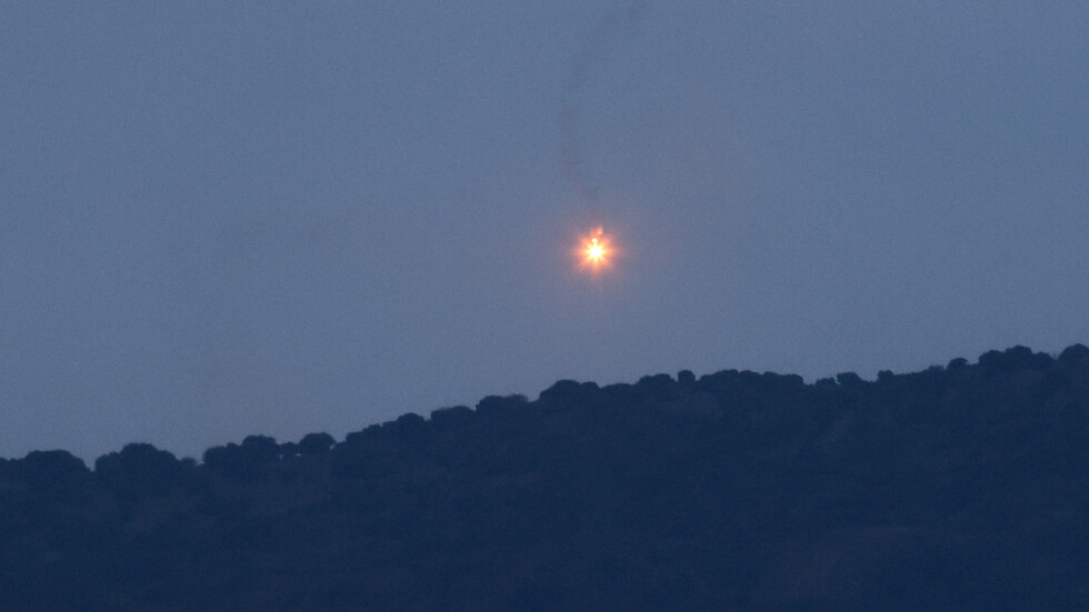 الجيش الاسرائيلي يطلق قنابل مضيئة فوق العديسة جنوبي لبنان مع دوي صفارات الإنذار بكريات شمونا