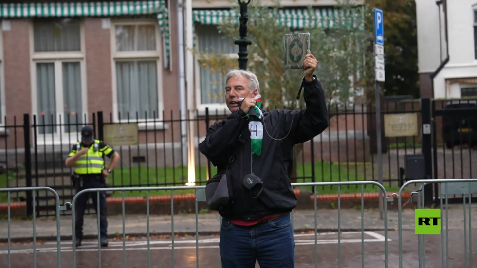 تدنيس المصحف وتمزيق العلم الفلسطيني أمام مبنى البعثة الفلسطينية في لاهاي