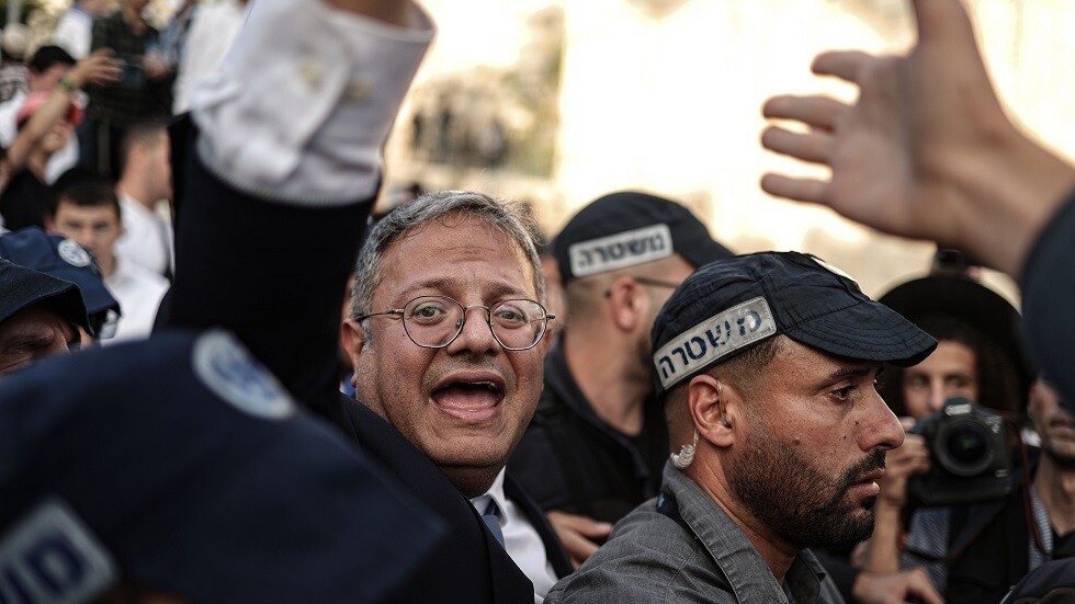 بن غفير يواصل توزيع الأسلحة على المستوطنين (فيديو)