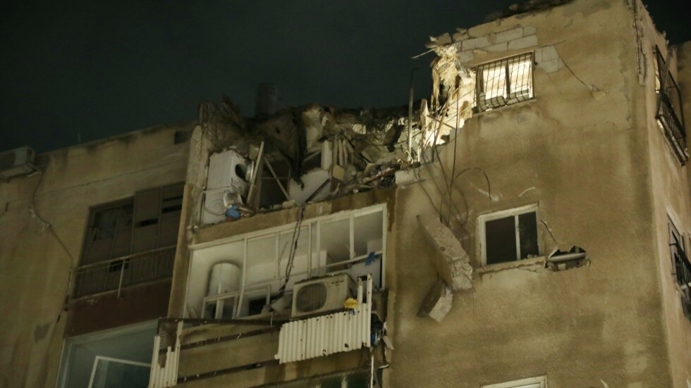 أضرار وفوضى وسيارات إسعاف بعد سقوط صاروخ على مبنى في رحوفوت قرب تل أبيب (فيديو)