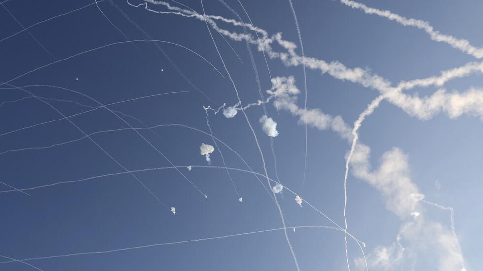 "القسام" تعلن قصف "عسقلان" وحشود إسرائيلية  ومطار بن غوريون برشقات صاروخية