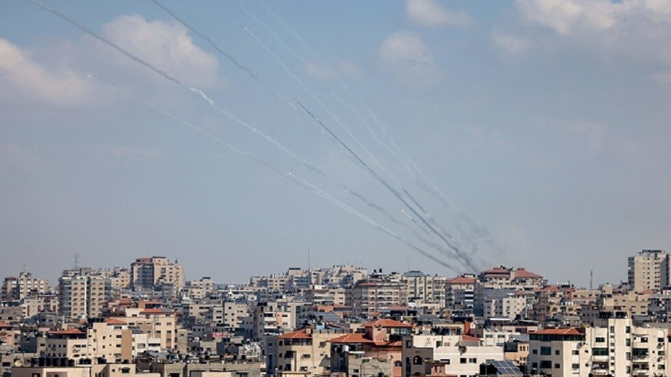 المقاومة الفلسطينية تطلق أكبر رشقة صاروخية منذ بدء الحرب ودمار كبير في إسرائيل.. (فيديو)