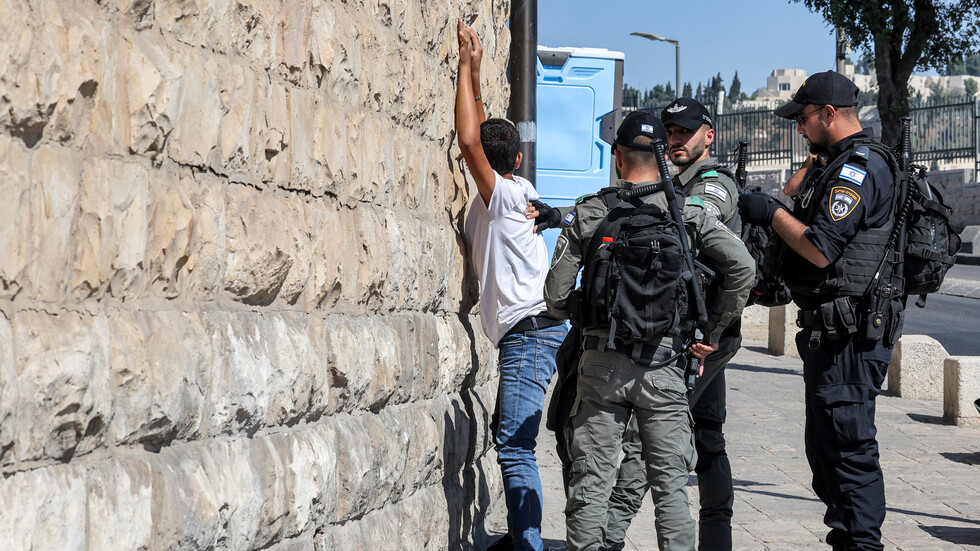 "ظنوه فلسطينيا"..الشرطة الإسرائيلية تنكل بشاب قبل معرفة جنسيته الحقيقة (فيديو)