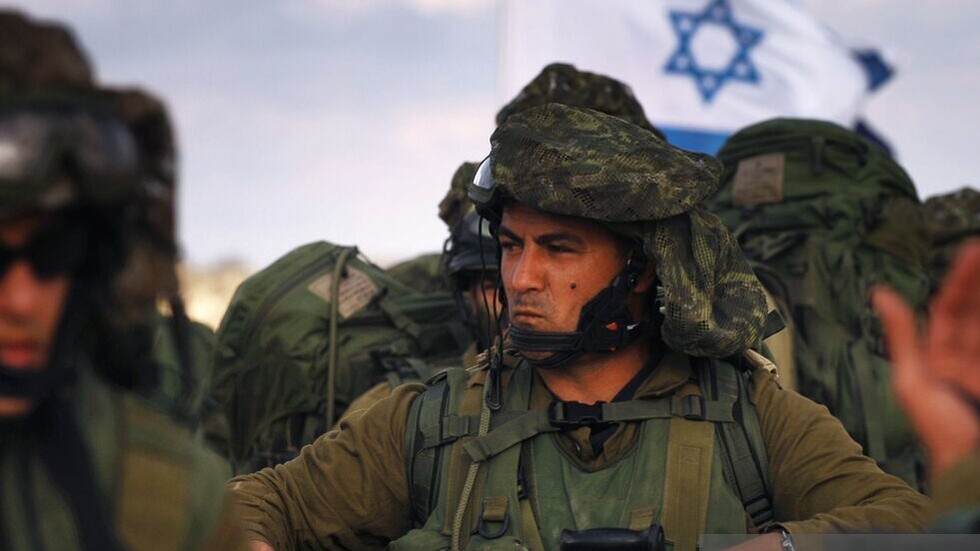 السفير الأوكراني ينشر صورا وهو يتبرع بدمه للإسرائيليين (صور)