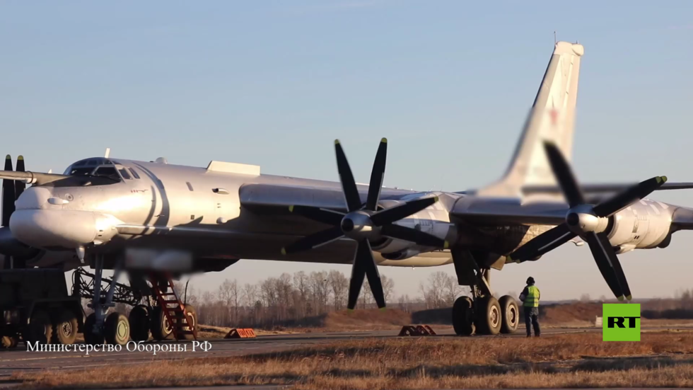 تحليق قاذفات تو-95 الاستراتيجية الروسية فوق بحر اليابان
