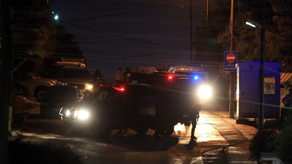 متظاهرون يحاولون اقتحام السفارة الإسرائيلية في العاصمة الأردنية