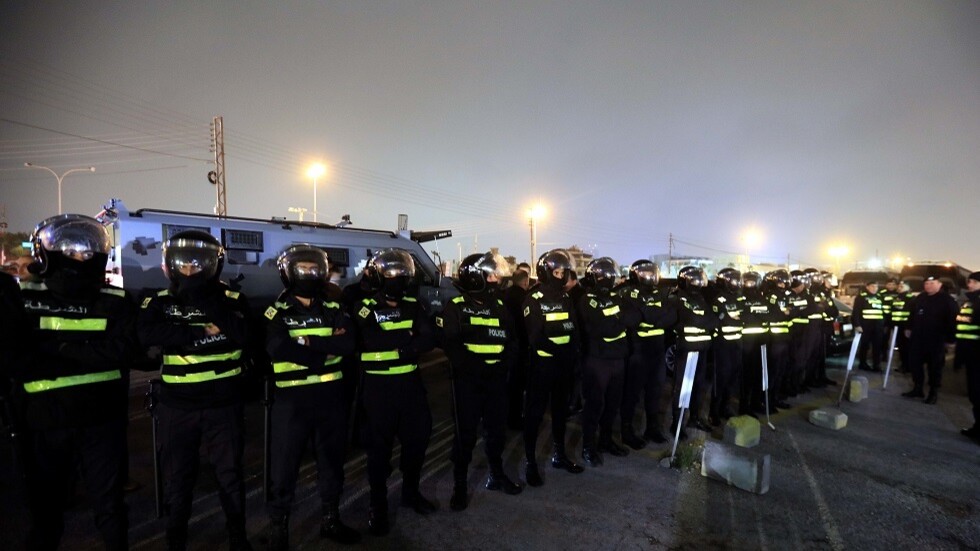 طوفان من البشر يتدفقون على السفارة الإسرائيلية في الأردن (فيديو)