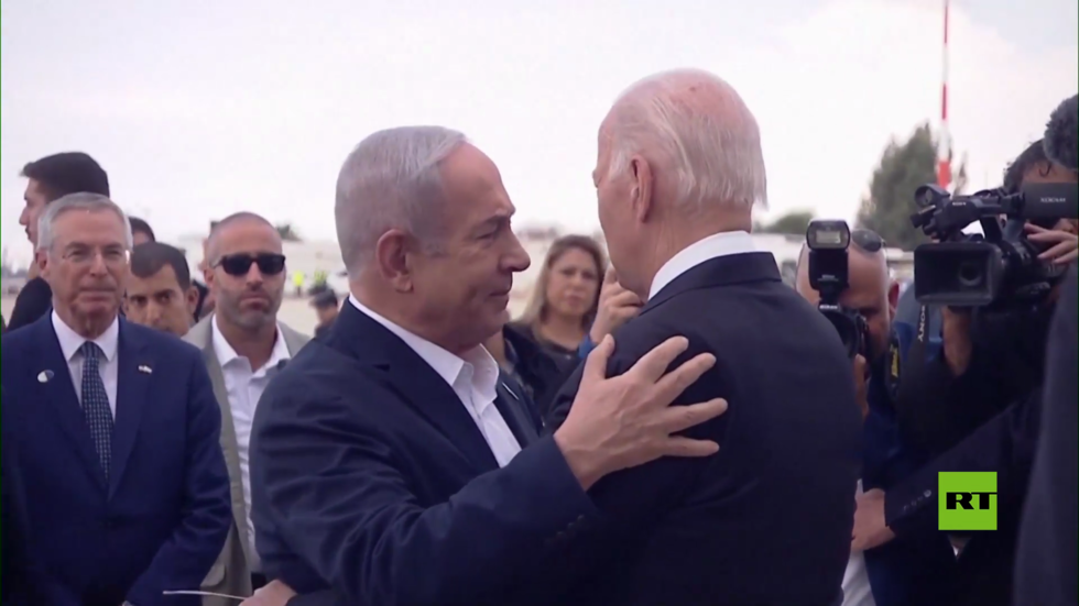 بالعناق والابتسامات.. هكذا استقبل قادة إسرائيل بايدن في المطار بعد ليلة دموية في غزة