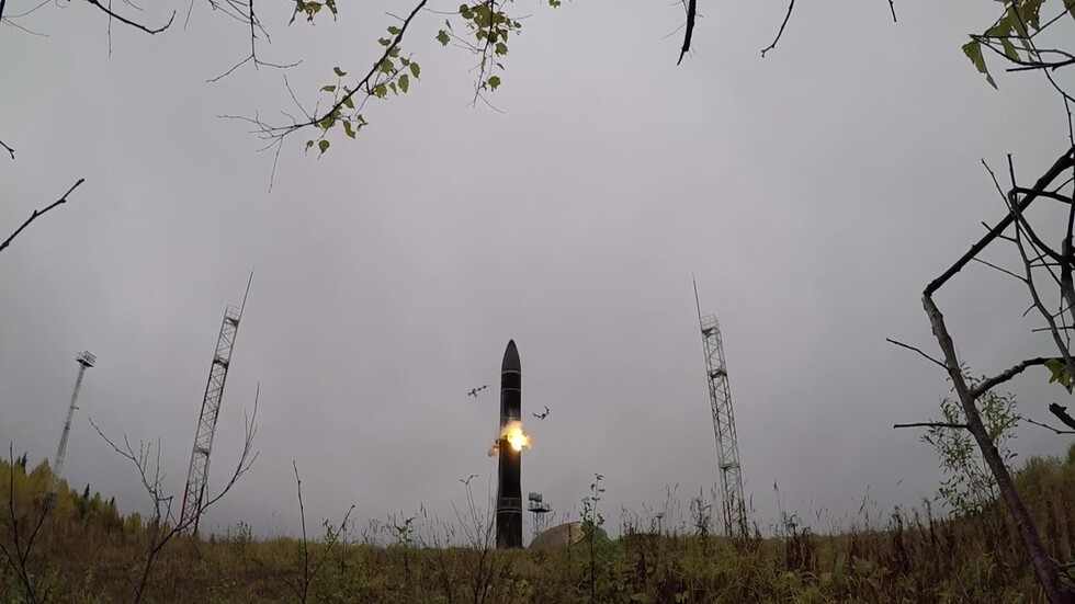 باكستان تختبر صاروخ "أبابيل" الباليستي (فيديو)