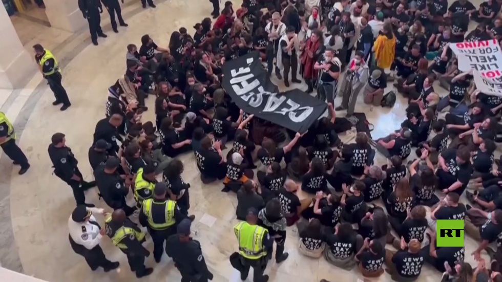 شاهد.. اقتحام مئات المتظاهرين مبنى الكابيتول الأمريكي احتجاجا على الهجوم الإسرائيلي ضد قطاع غزة