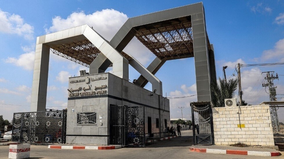 مراسل RT: بدء إزالة الحواجز الأسمنتية وفتح بوابة معبر رفح من الجانب المصري (صورة)