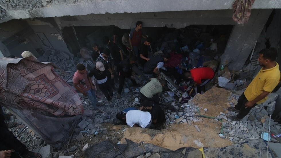 طفل فلسطيني ينادي باكيا: "أمانة جيبولي بابا" (فيديو)