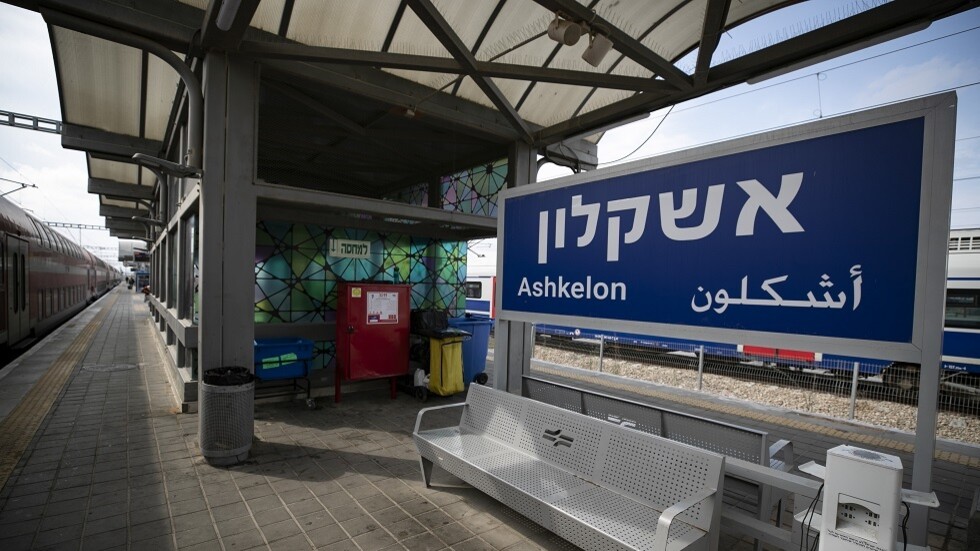 اندلاع حرائق في مدينة عسقلان جراء الصواريخ الفلسطينية (فيديو)