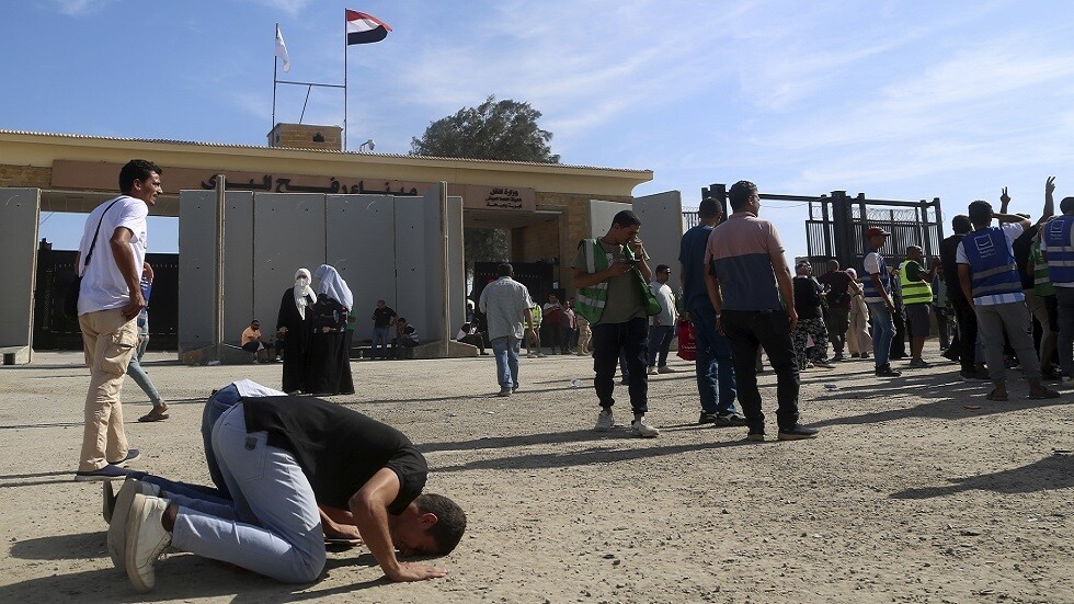 معبر رفح بعد فتحه.. سجدة شكر وهتافات لفلسطين (صور+فيديو)