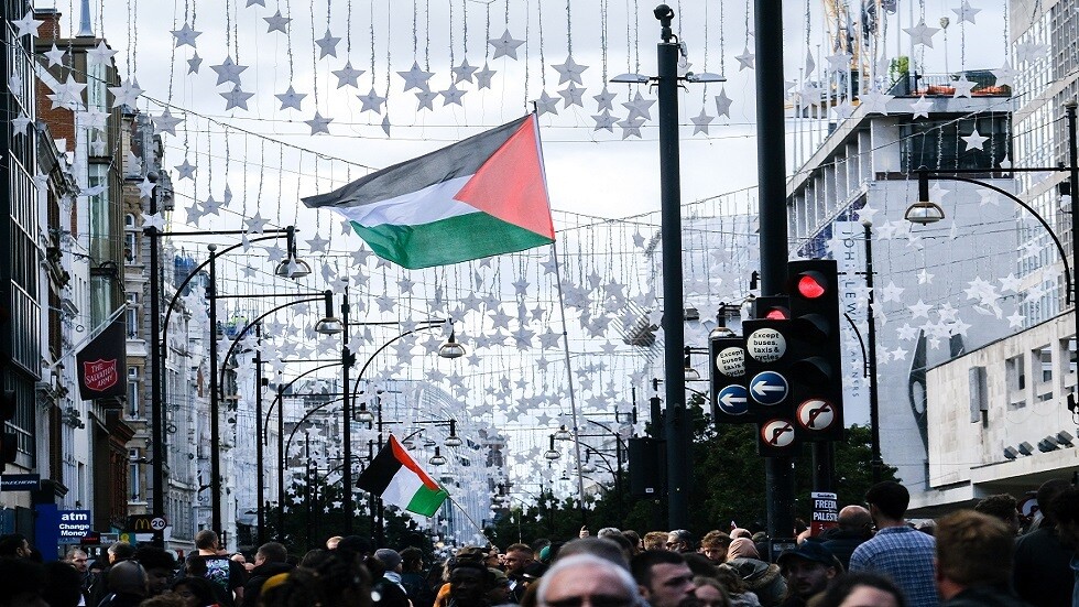 بريطانيا.. أكثر من 100 ألف شخص يشاركون بمسيرة داعمة لفلسطين في لندن (فيديو)
