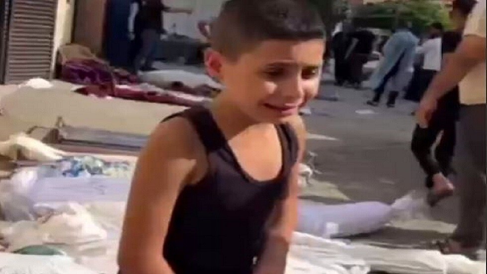 طفل في غزة يتفقد الجثامين بحثا عن ذويه