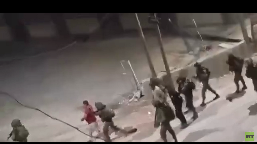 مراسلتنا: حملة اعتقالات واسعة فجرا في الضفة الغربية (فيديو)