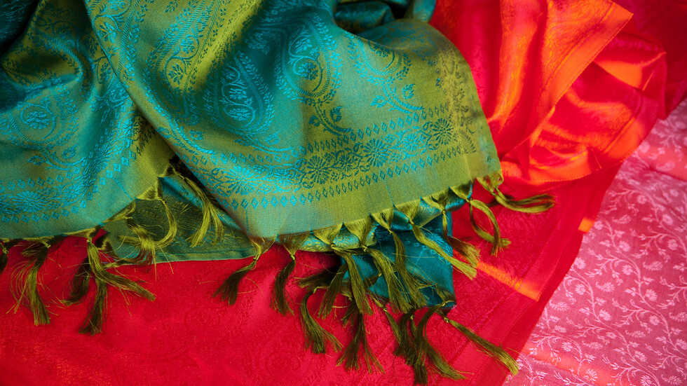 بزعمه أنها ألوان علم فلسطين .. مذيعة هندية تحرج ضيفا إسرائيليا في برنامجها ردا على ادعاءه