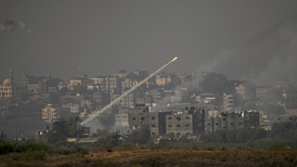 "ملكة الدراما" انبطحت خوفا من القصف والدراجون فضحوا أمرها (فيديو)