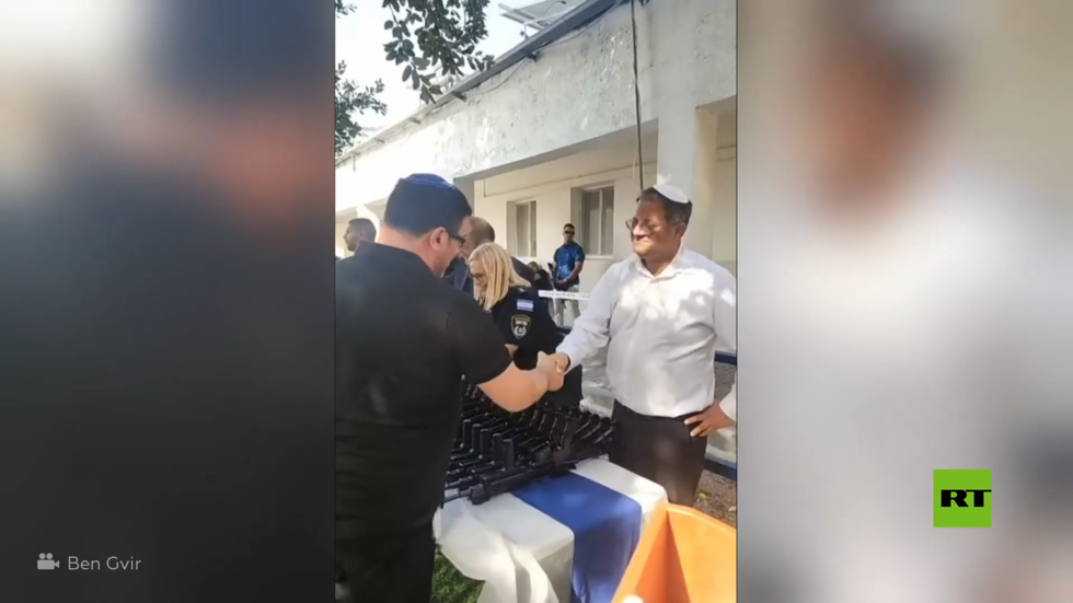 بالفيديو.. وزير إسرائيلي يسلح المستوطنين في الضفة الغربية