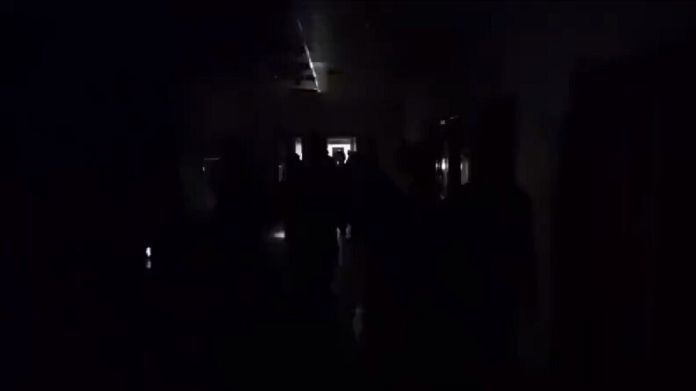 انقطاع التيار الكهربائي عن المستشفى الإندونيسي في قطاع غزة لعدم توفر الوقود (فيديو)