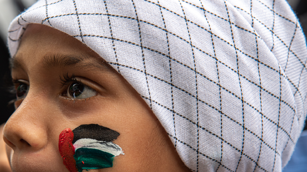 "هاي أمي أعرفها من شعرها".. طفلة فلسطينية "تحرق القلوب" بفيديو مؤثر!