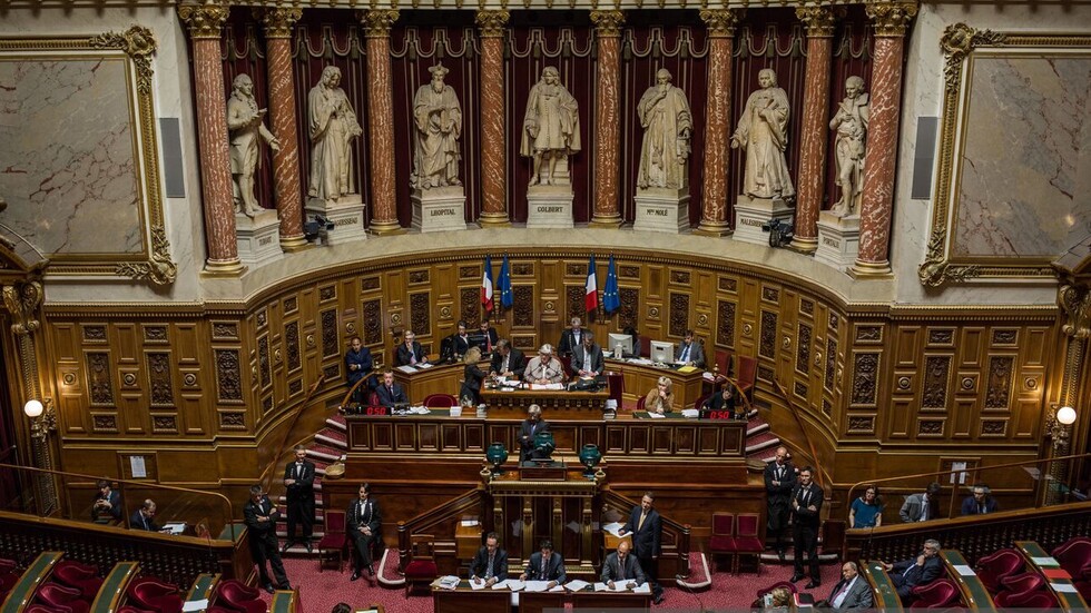 اليسار الفرنسي يهاجم ماكرون بعد دعوته لتشكيل تحالف دولي عسكري لمحاربة 