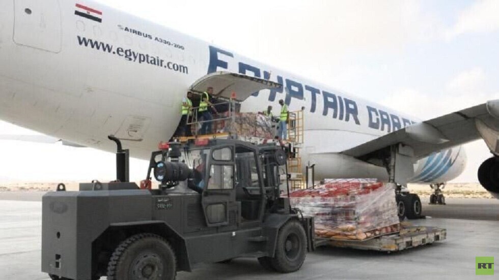 وصول شحنة المساعدات الإغاثية البحرينية المخصصة لغزة إلى مطار العريش (صور)