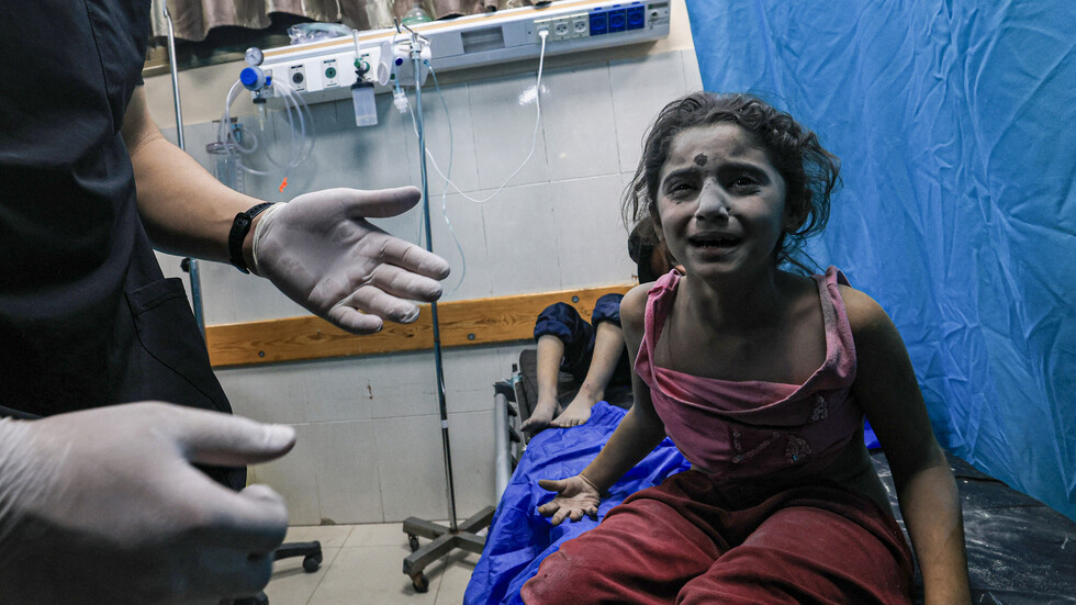 "سوف نبقى هنا..كي يزول الألم"..أطباء في مستشفى شهداء الأقصى يوجهون رسالة صمود وتحدّ لإسرائيل (فيديو)