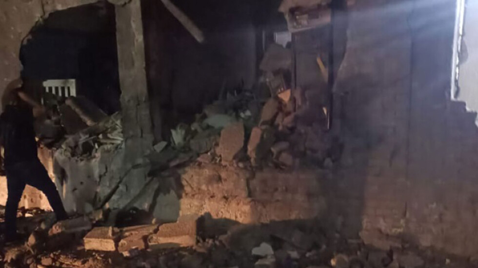 اللقطات الأولى لآثار سقوط صاروخ في مدينة طابا المصرية