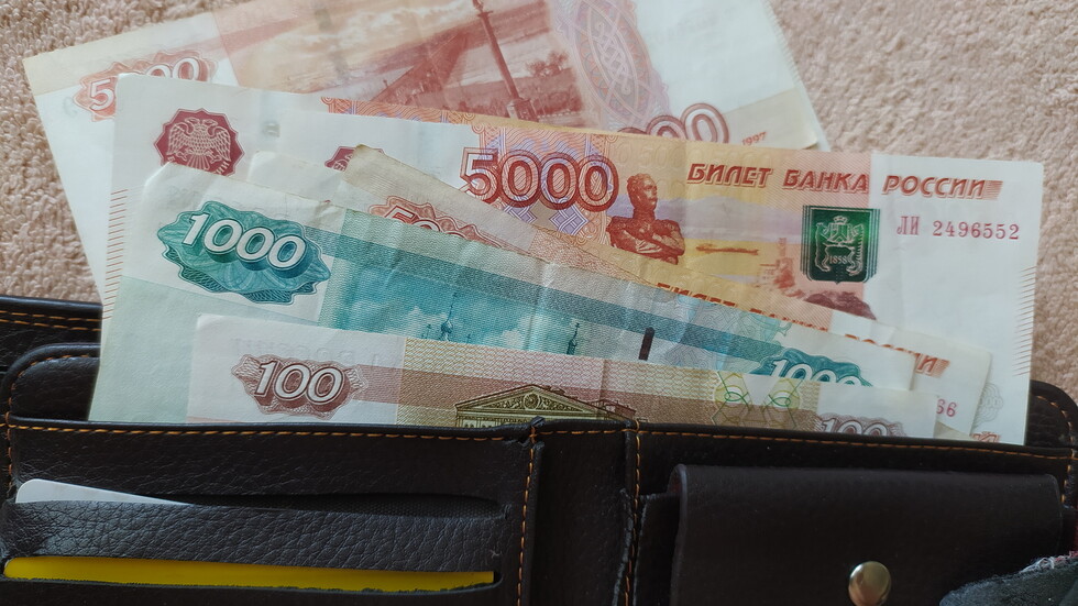 هبوط الدولار في بورصة موسكو بعد قرار غير متوقع من المركزي الروسي