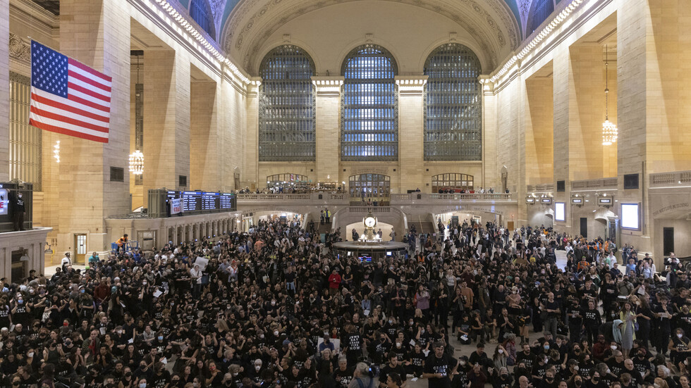 فعالية احتجاجية للنشطاء المؤيدين لفلسطين بمحطة القطارات المركزية في نيويورك..(فيديو وصور)