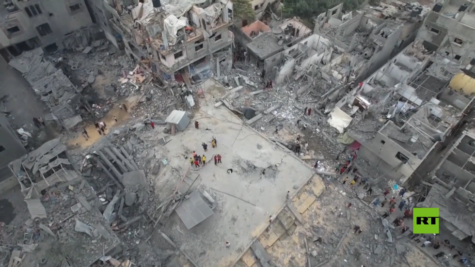 مشاهد مرعبة من الجو توثق الدمار في دير البلح بقطاع غزة