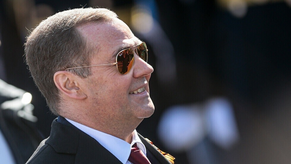 مدفيديف يقارن بالصور بين المؤيدين لغزة والمؤيدين لدولة "404" ويترك الحكم للقارئ (صورة)