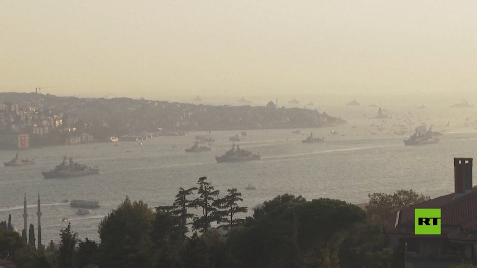 شاهد.. طائرات وسفن حربية تعبر مضيق البوسفور في أكبر عرض في تاريخ تركيا