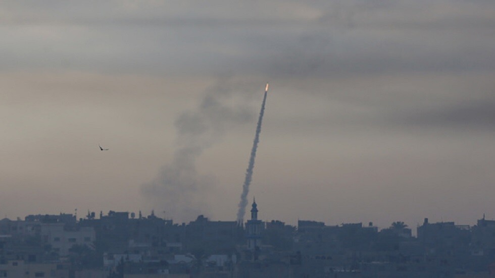 رشقات صاروخية متتالية من قطاع غزة تضرب تل أبيب وعدة مناطق في إسرائيل