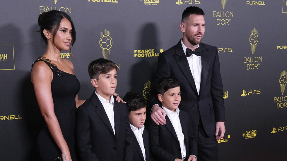 زوجة ميسي تحرج "عاشق رونالدو" في حفل الكرة الذهبية (فيديو)