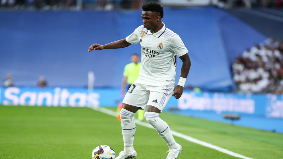 ريال مدريد يربط نجمه فينيسيوس بعقد طويل الأمد