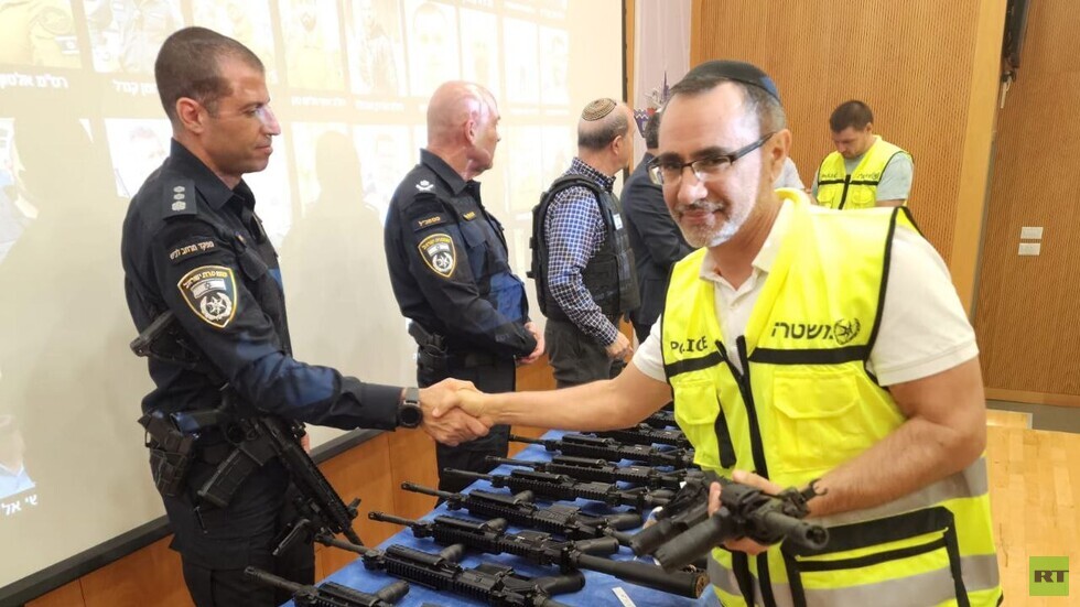 بن غفير يوزع أسلحة رشاشة على إسرائيليين في المدن والبلدات (صور)