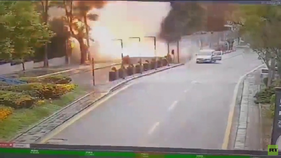 فيديو من زاوية قريبة للتفجير الذي استهدف مدخل المديرية العامة للأمن التابعة لوزارة الداخلية في أنقرة