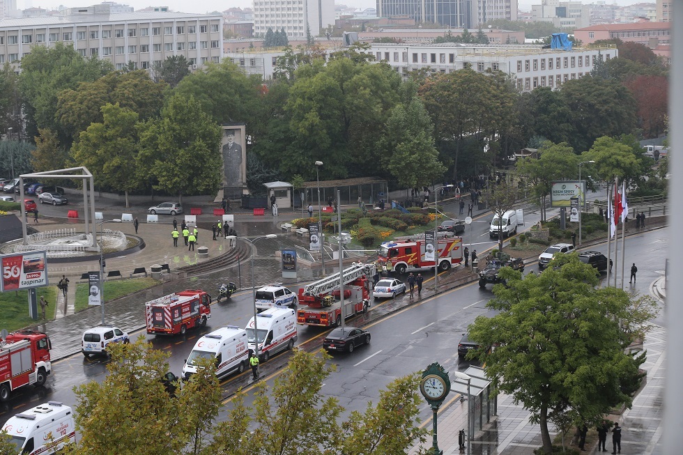 فرق الإنقاذ في مكان التفجير الانتحاري الذي استهدف مقر وزارة الداخلية التركية في العاصمة أنقرة