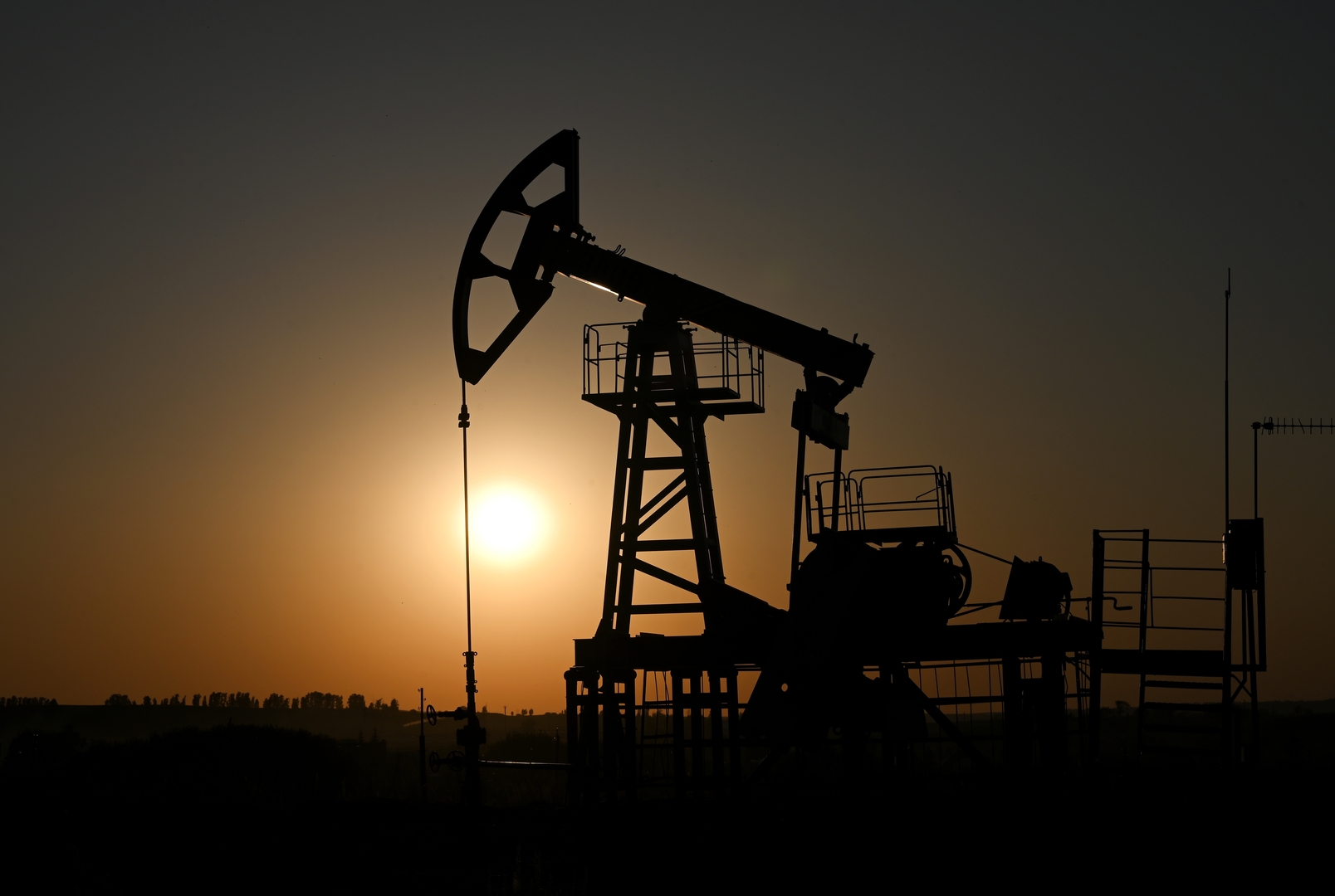 انخفاض أسعار النفط إلى ما دون 86 دولارا للبرميل لأول مرة منذ أواخر أغسطس