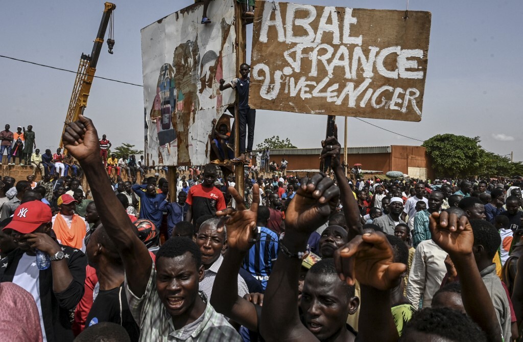 وقفة احتجاجية خارج القاعدة الجوية الفرنسية في نيامي للمطالبة برحيل الجيش الفرنسي من النيجر