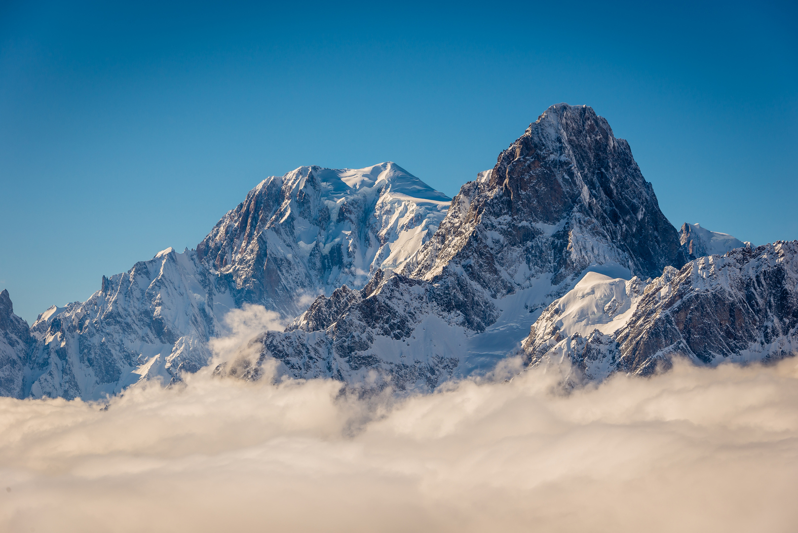 أعلى قمة في جبال الألب تستمر في التقلص وسبب هذا الانكماش يحير العلماء