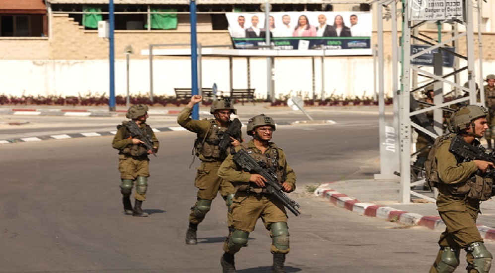 إذاعة الجيش الإسرائيلي: مقاتلون فلسطينيون يحتجزون عشرات الرهائن الإسرائيليين في كيبوتس باري