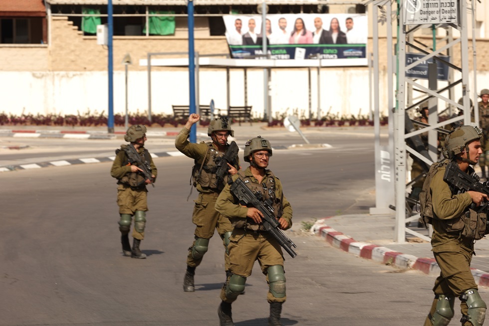 الجيش الإسرائيلي يعترف بوجود أسرى لدى المقاومة الفلسطينية وقتال يجري في 22 موقعا داخل إسرائيل