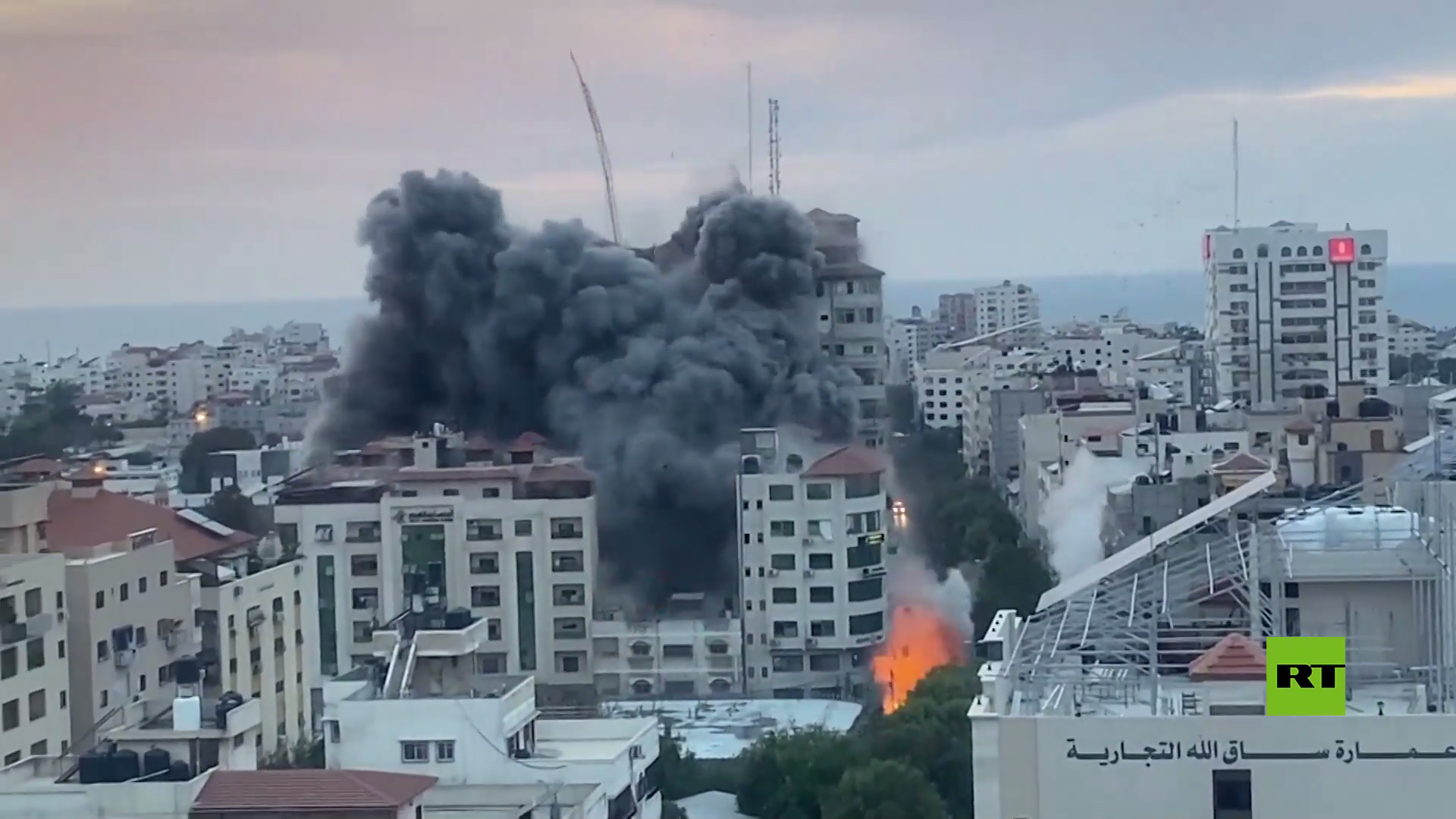 لحظة ضربة جوية إسرائيلية تسوي بالأرض مبنى متعدد الطوابق في غزة